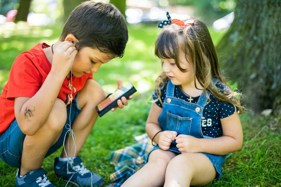 Toddlers and Mobile Phones : Children with mobile phones
